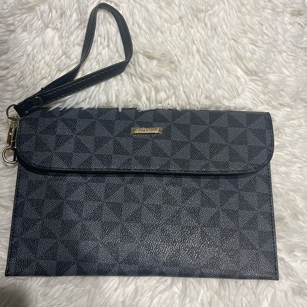 😍😍Big Gray Wristlet Checkers! Great Condition😍😍